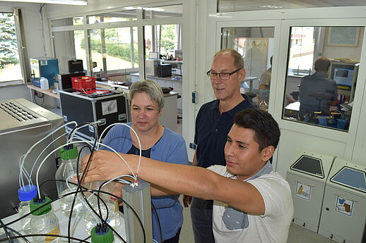 Luis und PSL-Mitarbeiter an der Differential Scale Loop DSL von PSL Systemtechnik